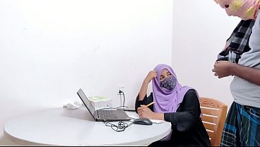 Bankir Hijab Montok Digebuk Petani Desa, Crot Di Memek Muncrat