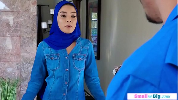 Gadis Arab Polos Digenjot Dua Pria Kekar, Ngerasain Kontol Gede Sampe Meraung.