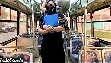 Istri Muslim Pulang Kuliah Naik Bus Sendirian, Orang Asing Langsung Ngerogoh Jilbabnya Dan Mainin Dia Di Tempat