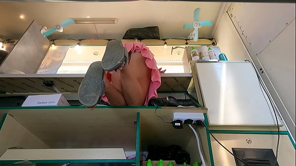 Ngentot, Lihat Betina Ini Bengkok Di Meja, Celana Dalangnya Keliatan Dari Bawah Rok.