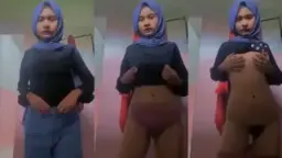 Abg Bocil Hijab Pamer Tocil, Bikin Ngaceng Parah!