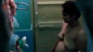 Bhabhi Ketahuan Ngintip Di Kamar Mandi, Videonya Bikin Makin Panas