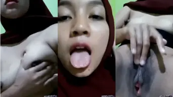 Cewek Hijab Buka Jilbab, Pamer Tetek Montok, Lanjut Colmek Sampe Basah