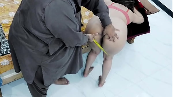 Bajingan Tukang Jahit India Ngewe Gadis Desa Bodoh, Pantat Gede Kayak Pelacur, Keras Dan Kasar Gaya Doggy, Suara Hindi Mesra Bikin Makin Panas.