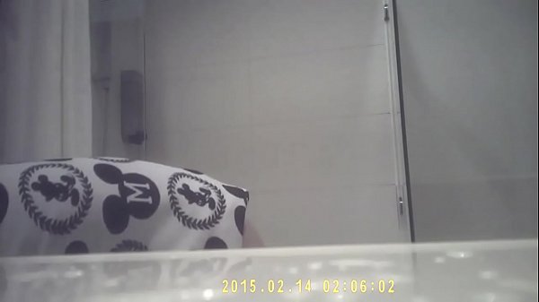 偷拍姐姐诗诗洗澡，小奶湿透好想舔