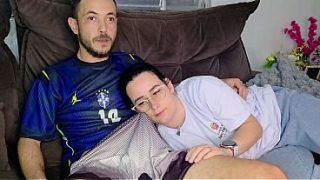 Irmãzinha é Provocada Gostoso Pelo Irmão Enquanto Assiste Ao Jogo Do Brasil