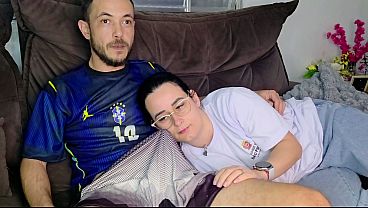 Irmãzinha é Provocada Gostoso Pelo Irmão Enquanto Assiste Ao Jogo Do Brasil