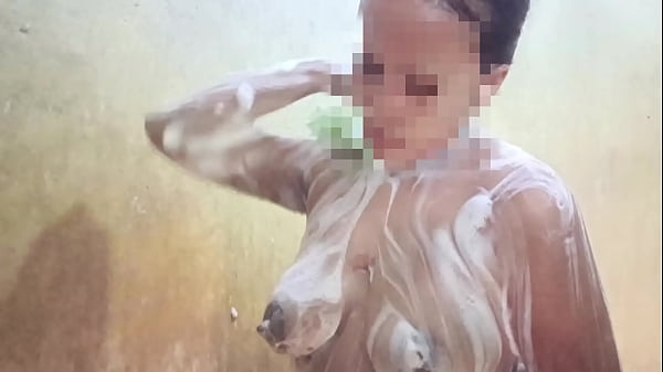 Lihatin Aku Mandi Ya Sayang, Biar Basah Kena Liurnya