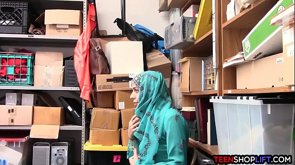 Remaja Arab Ketahuan Mencuri, Malah Digebukin Sama Satpam Saking Enaknya